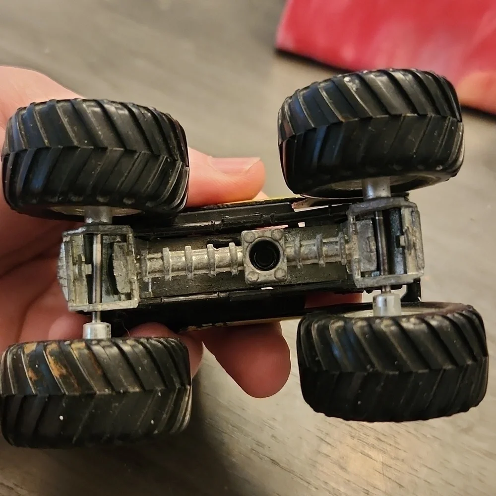 Hotwheels Reptoid 4x4 truck has paint chips flaws metal body